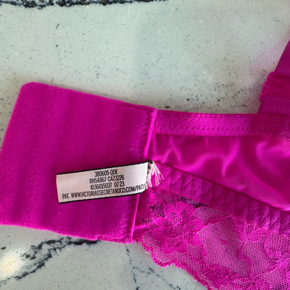 Victoria’s Secret lace bralette with adjustable straps NWOT - Picture 5 of 7